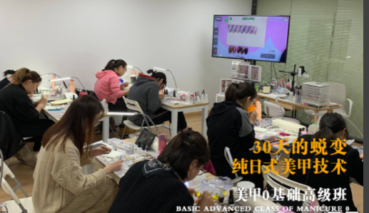 郑州黄茹专业的美甲美睫及纹绣纹身与美容美发师化妆