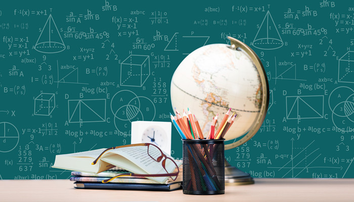 书本和数学公式图700.jpg