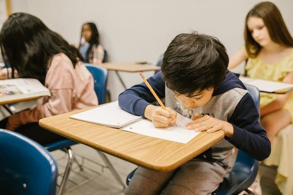 新加坡财经管理学院大学：英国安格利亚鲁斯金大学