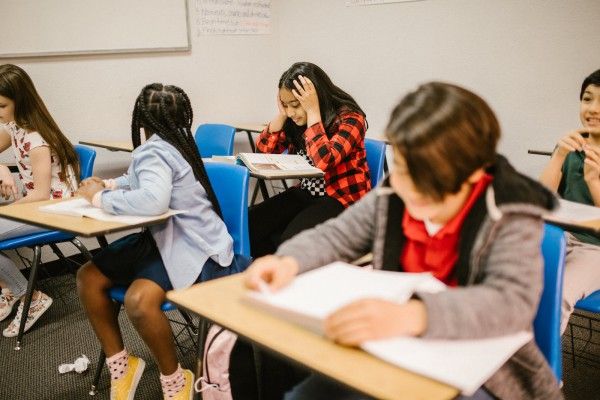 初中毕业女生学化妆一年费用多少钱？